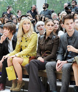 组图：纽约名媛奥利维亚帅气亮相伦敦时装周