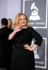 高清图：格莱美红毯阿黛尔黑色长袖亮片礼服亮相