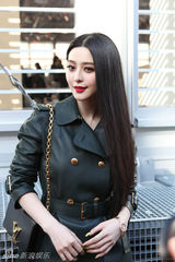 组图：范冰冰低调巴黎压轴秀 皮衣金甲玩摩登