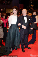 组图：导演福尔克-施隆多夫携毕碧安娜亮相红毯