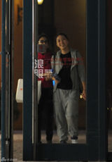 组图：张雨绮与友逛商场 精挑细选露主妇范儿