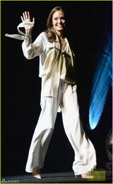 组图：安吉丽娜朱莉白衣飘飘 为新电影卖力宣传