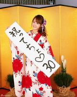 组图：佐佐木希玩变装秀 穿旗袍抱熊猫