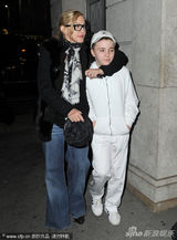 组图：麦当娜戴无片眼镜装嫩 与儿子亲密勾肩搭背