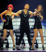 组图：韩星朴振英首尔火辣开唱 与女舞伴大胆表演