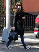 高清图：丽芙-泰勒街拍LOOK黑色大衣搭配牛仔裤