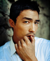 高清组图：韩星丹尼尔海尼片场照 展性感成熟魅力