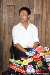 组图：汪小菲火速澄清未欠薪 上衣绷开闹笑话