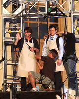 幻灯图：克鲁斯为新片变飞人 和主持人当空卖鸡蛋