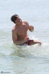 组图：英国跳水正太戴利海滩度假 身材略显发福