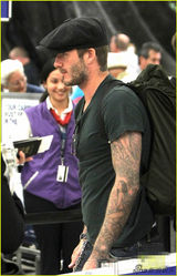 组图：贝克汉姆半裸日光浴 表情享受不忘卖萌