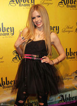 高清组图：艾薇儿黑纱裙亮相 推广自创服装品牌