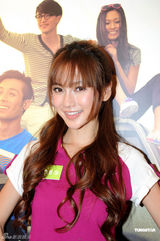 高清图：Angelababy和周柏豪联袂代言运动品牌