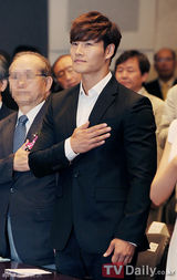 组图：金敏贞金钟国出席世界禁烟日纪念式