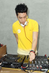 组图：周汤豪搓碟任客座DJ 新专辑包揽全创作