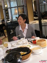 组图：吴绮莉替女更衣窝心 被女点破决心返港