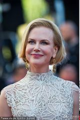 组图：妮可走秀精致长裙华贵 与李安牵手热聊