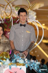 组图：钢琴家马克西姆-姆尔维察谱奏响圣诞序曲