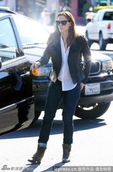 组图：詹妮弗-加纳带爱女出街与媒体玩互拍