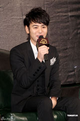 组图：妻夫木聪金马影展会影迷 现场大秀中文