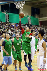 组图：萧敬腾一扫泼粪阴霾 展笑颜和学生打球