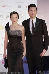 组图：杨雁雁黑裙亮相红毯 红唇惹火