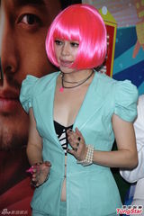 组图：徐若瑄粉红波波头助阵宣传大秀事业线