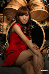 组图：西田惠里奈性感红裙拜年 安慰导演魏德圣