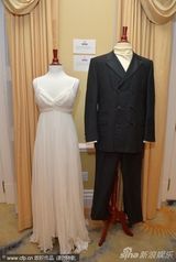 组图：林赛-罗韩出席首映金裙秀美背 红唇风骚献吻