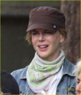 幻灯图：妮可基德曼携女游玩动物园向长颈鹿喂食