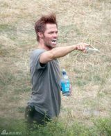 组图：克里斯-派恩新片扒衣露胸肌 罗比秀美腿