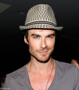 组图：《吸血鬼日记》情侣妮娜和男友伊恩亮相