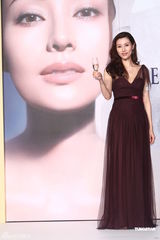 高清组图：李嘉欣性感代言 不评价锋芝婚事