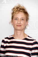 组图：《巴勒莫狂花》发布 洛尔瓦彻条纹装现身