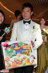 组图：钱嘉乐婚礼秀BB玩具 与汤盈盈接受采访