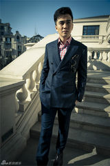 组图：翟天临时尚街拍大片 绅士造型显魅力