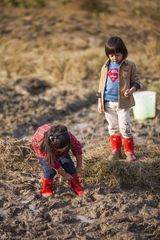 组图：《爸爸去哪儿》抓泥鳅 萌娃瞬间变泥孩儿