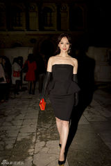 组图：陈数低胸黑裙性感亮相巴黎时装周