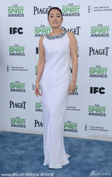 巩俐白裙女神范挽里维斯开奖 与陈哲艺热聊(图)