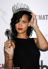 组图：蕾哈娜挥舞魔法棒现身派对 戴皇冠扮清纯装嫩