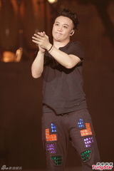 组图：陈奕迅演唱会化浓妆 搞怪献唱掀高潮