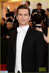 组图：谢耳朵牵手男友秀恩爱 卷福礼服秀贵气