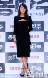 组图：严正花露胸黑裙性感宣传新片《蒙太奇》