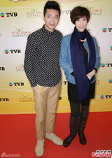 组图：马国明西装造型帅气亮相 与梁烈唯录节目