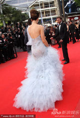 幻灯图集：女星大秀美背香肩性感泄春光