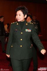 组图：阎维文当姥爷自诩最幸福 董文华军装英姿