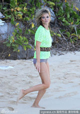 组图：凯特-莫斯沙滩换衣露点 忙遮羞愤怒不爽