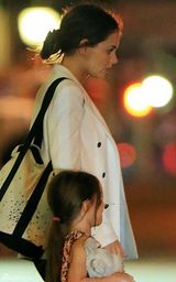 组图：凯蒂带女儿就餐 小苏瑞变乖乖女