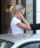 组图：巴里摩尔三婚倒计时 闺蜜迪亚茨作陪选衫