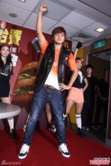 组图：罗志祥戴假发上阵 自豪反串扮相漂亮